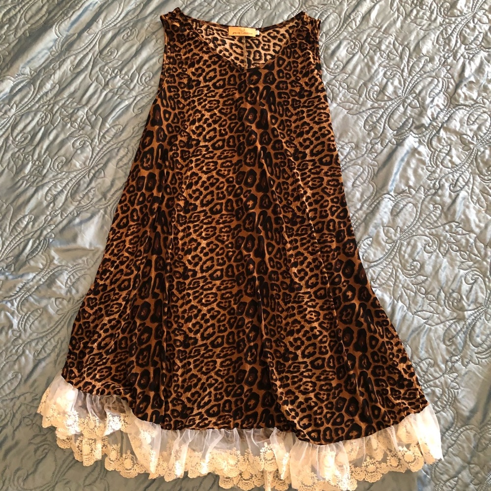 Sleeveless leopard dress